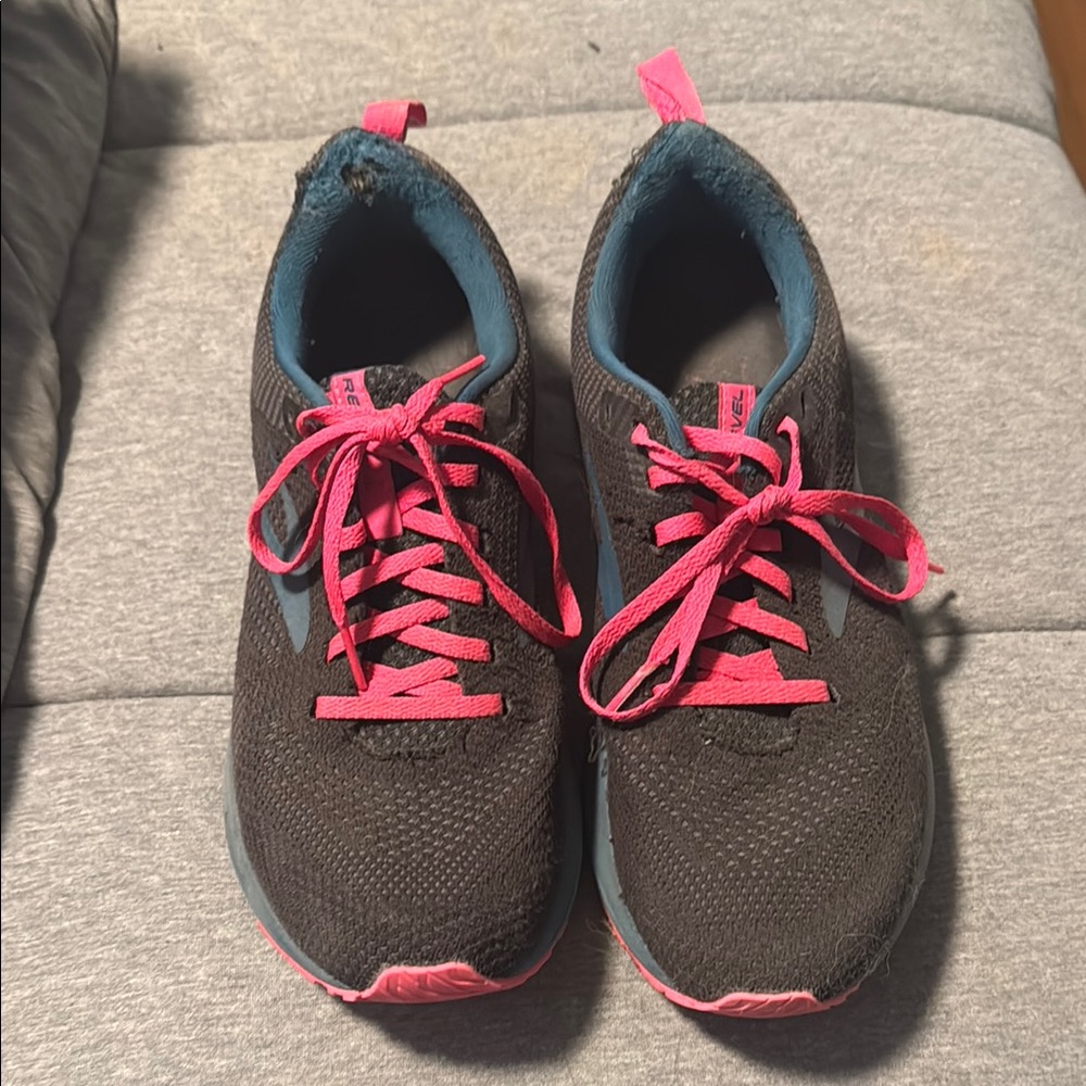 Brooks Revel 5 Black and Pink Sneakers with Cushioned Sole